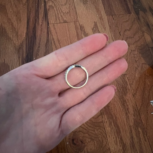 Jared Curved Diamond Wedding ring! - Picture 6 of 10